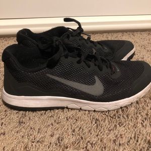Black Nike tennis shoes